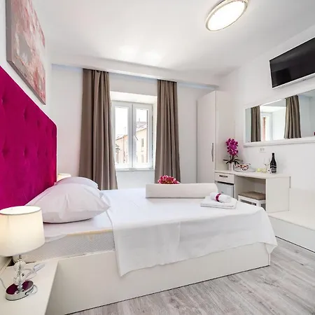 Luxury Old Town Bed and Breakfast 3*