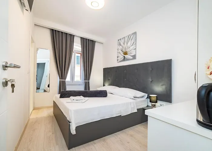 Luxury Old Town 3* 자다르
