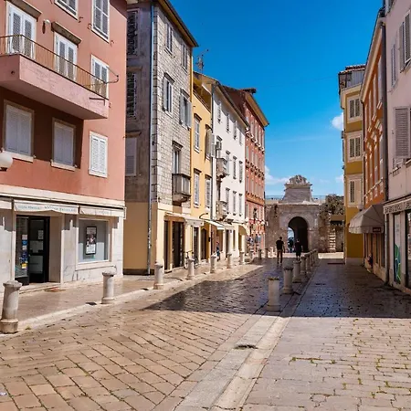 Luxury Old Town Panzió Zára